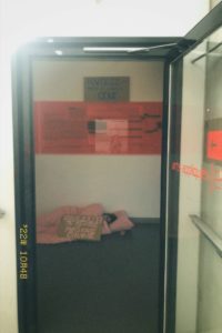 Une étudiante qui dors dans le couloir du Bâtiment E