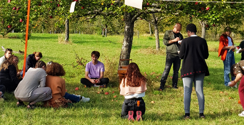 Corde en lin guidant l'initié